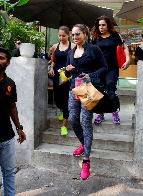 bipasha basu and deanne panday spotted at kitchen garden in bandra 3
