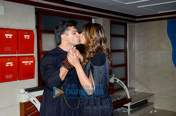 bipasha basu celebrates her birthday with media at her apartment 3