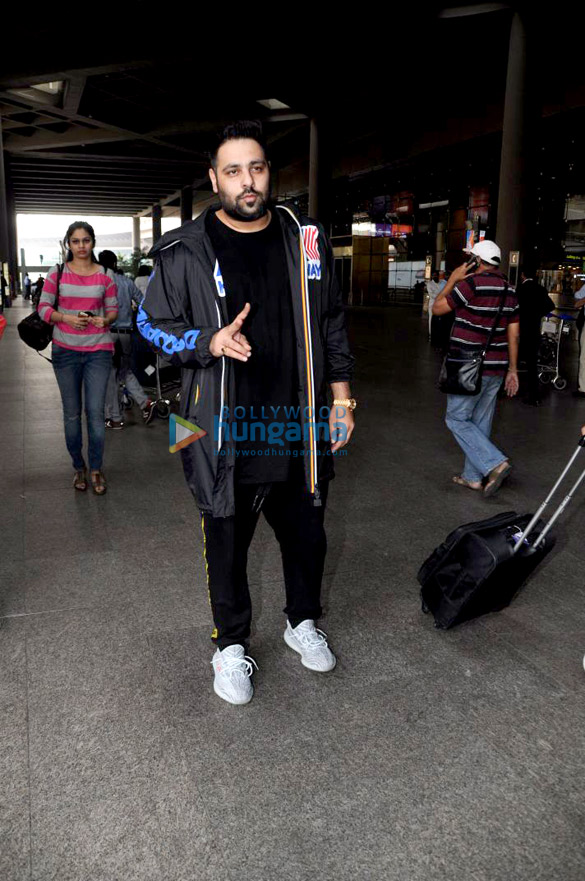 deepika padukone esha gupta and others snapped at the airport1 1