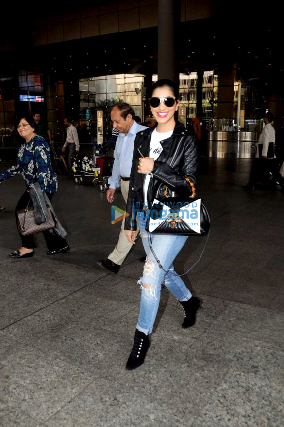 deepika padukone esha gupta and others snapped at the airport1 2