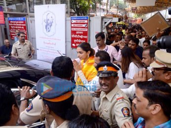 Deepika Padukone snapped visiting the Siddhivinayak temple