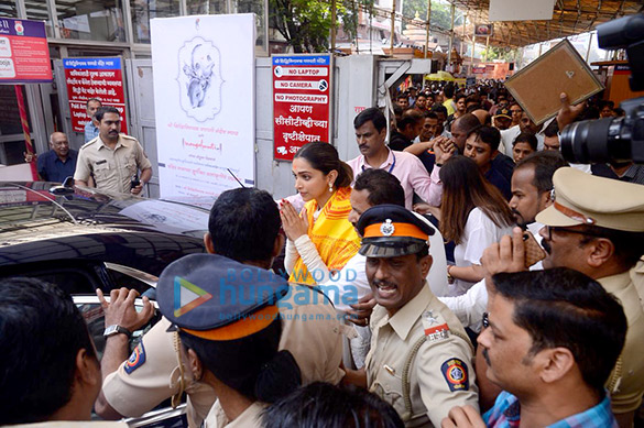 deepika padukone snapped visiting the siddhivinayak temple 5