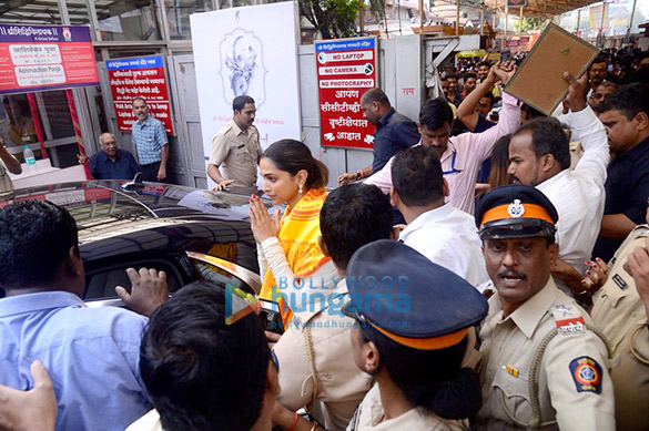 deepika padukone snapped visiting the siddhivinayak temple 6