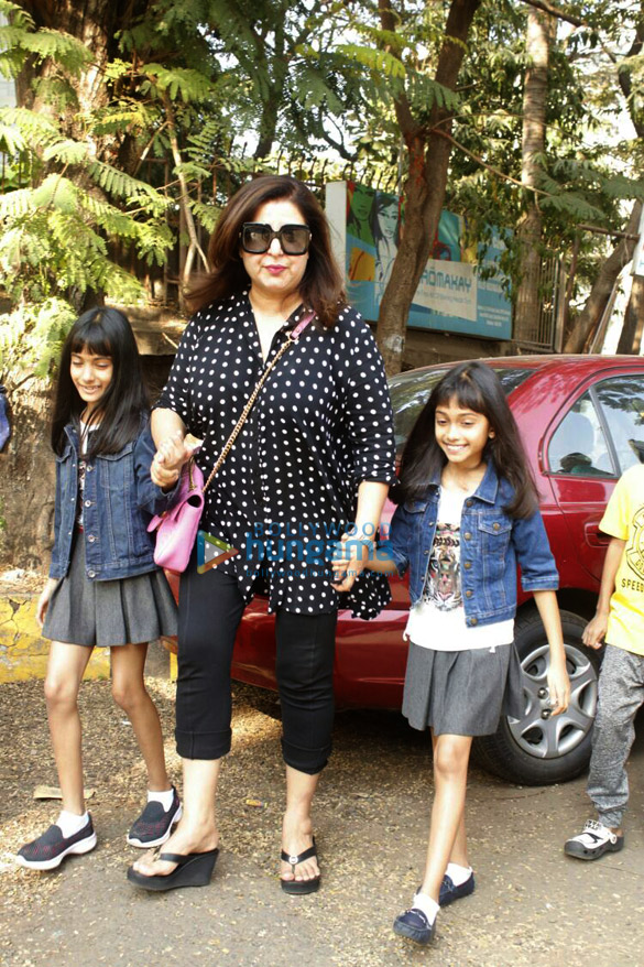 farah khan snapped with her kids outside kromakay salon 5