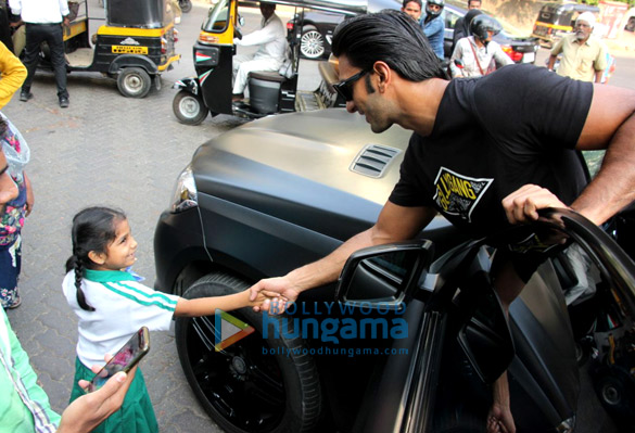 farhan akhtar and ranveer singh at otters club 2