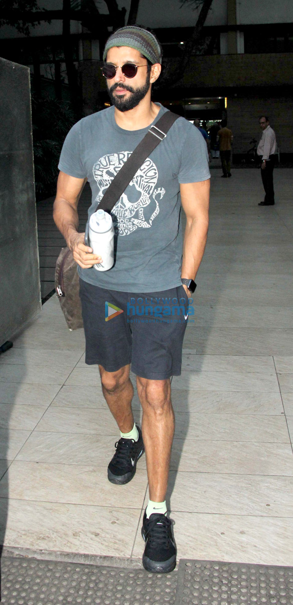 farhan akhtar snapped at otters club 3 2