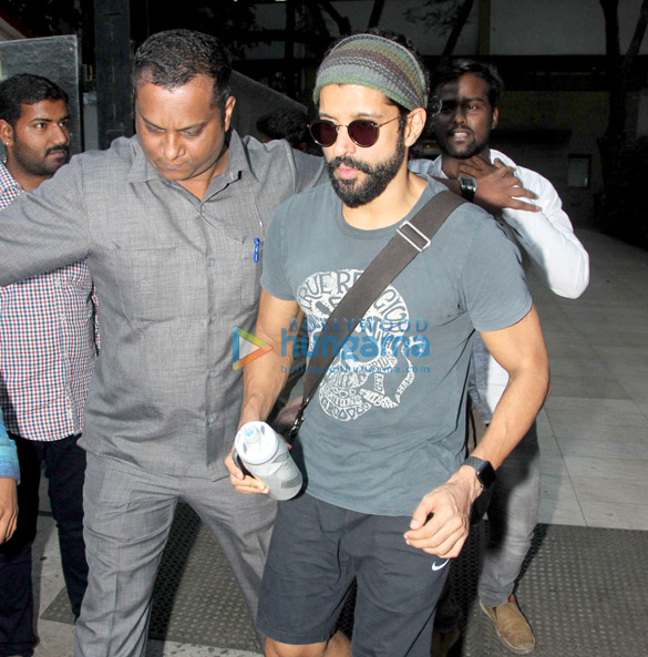 farhan akhtar snapped at otters club 6 2
