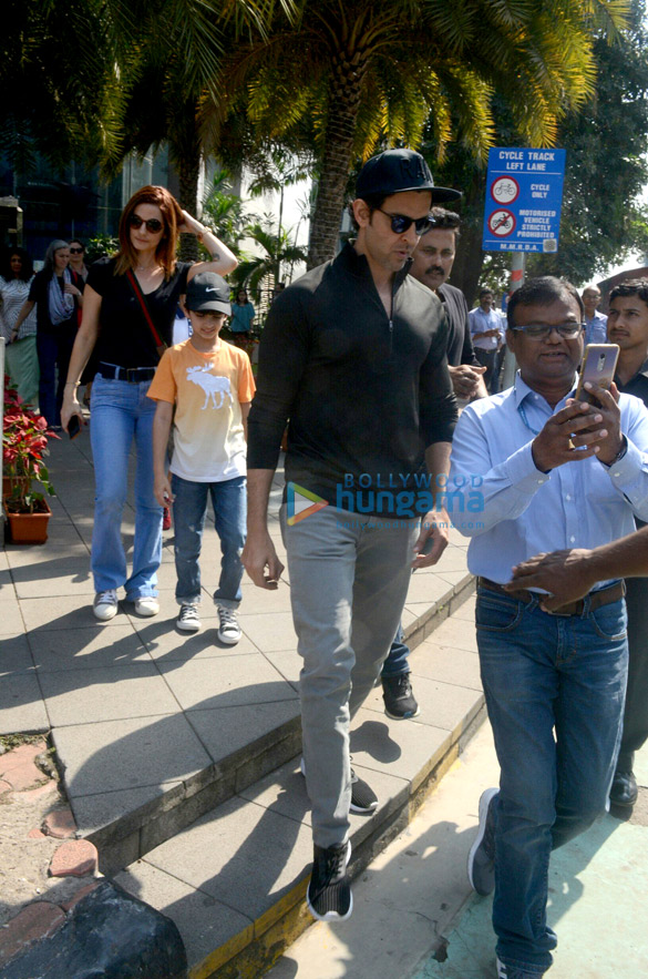 hrithik roshan snapped with family at bkc 4