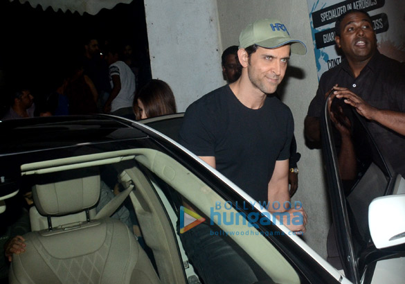 hrithik roshan snapped with family at pvr juhu 6