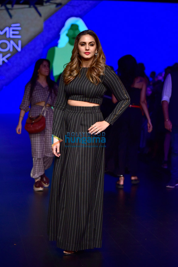 huma qureshi and saqib saleem walk the ramp at the lakme fashion week 6