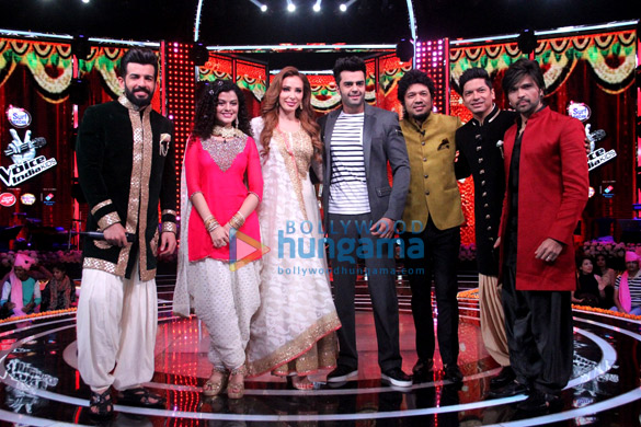 Iulia Vantur and Manish Paul snapped on the sets of The Voice India Kids Iulia Vantur and Manish Paul snapped on the sets of The Voice India Kids