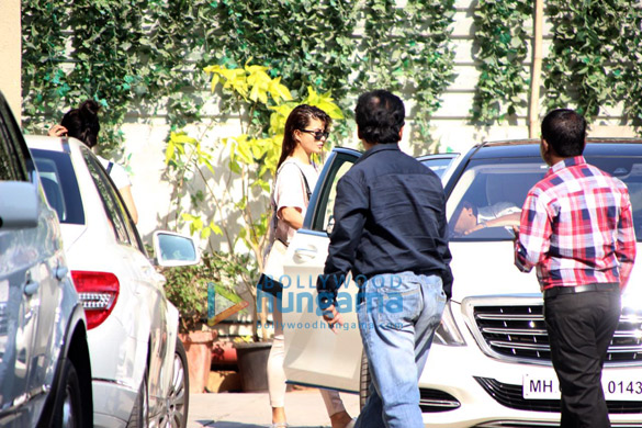 jacqueline fernandez spotted at bandra 2