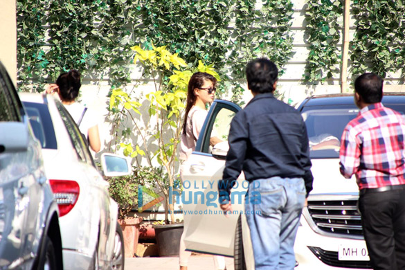 jacqueline fernandez spotted at bandra 3