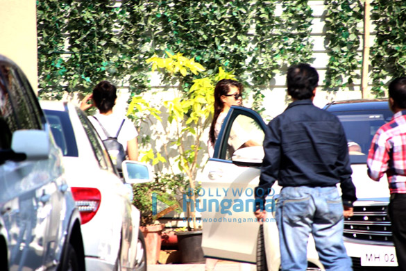 jacqueline fernandez spotted at bandra 4