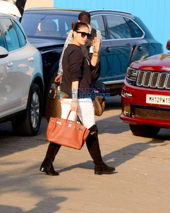kareena kapoor khan saif ali khan and karisma kapoor snapped returning from goa 4