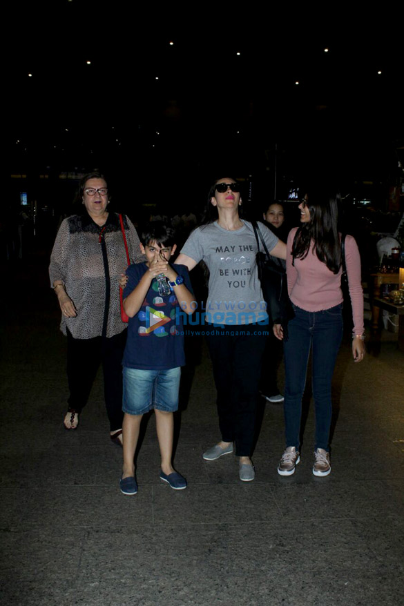 karishma kapoor snapped with her kids at the mumbai airport 2