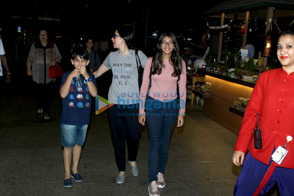 karishma kapoor snapped with her kids at the mumbai airport 4