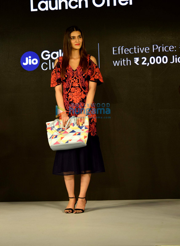 kriti sanon launches samsung galaxy on7 prime 2