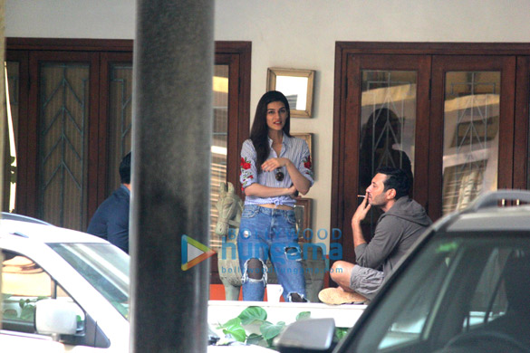 kriti sanon spotted at maddock flims office in khar 2