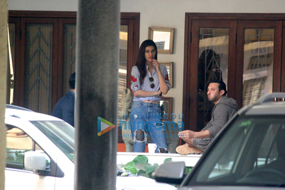 kriti sanon spotted at maddock flims office in khar 6