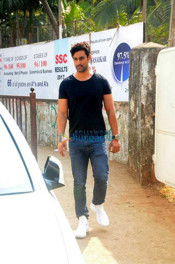 kunal kapoor and nidhhi agerwal snapped in juhu 2