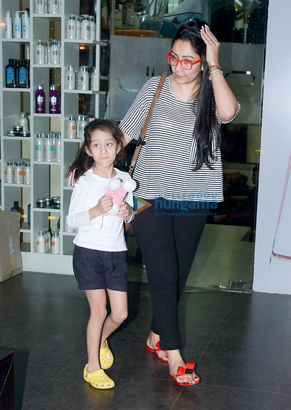 manyata dutt snapped with her daughter at a salon 3