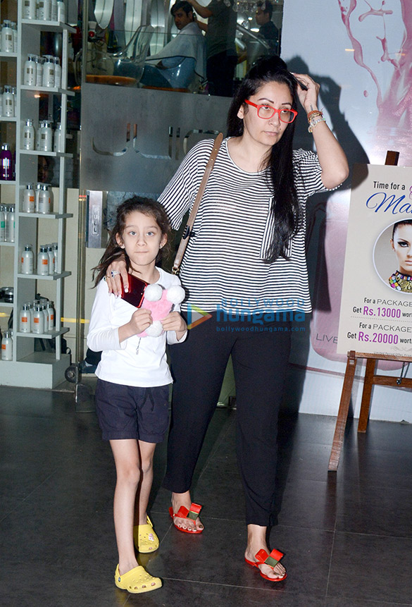 manyata dutt snapped with her daughter at a salon 5