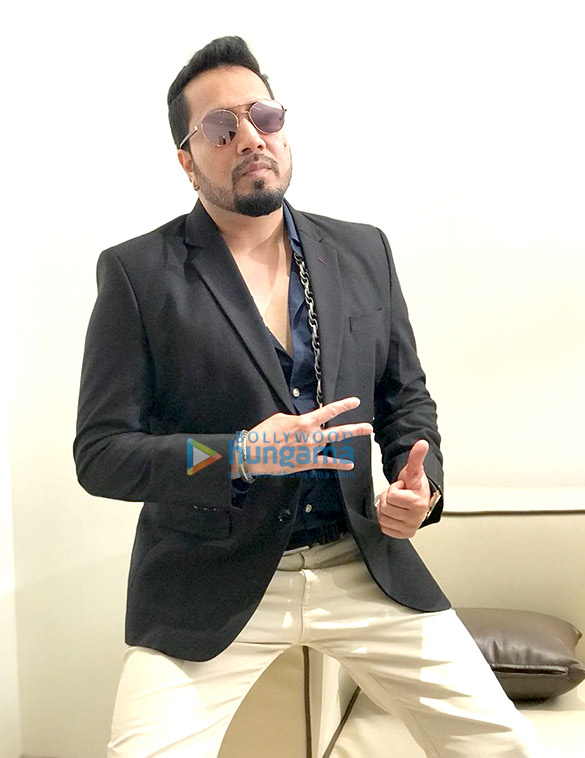 mika singh at the press meet for the success of song aaja sohniye 2