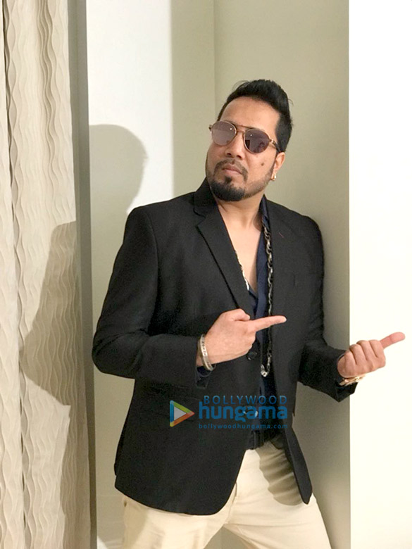 mika singh at the press meet for the success of song aaja sohniye 4