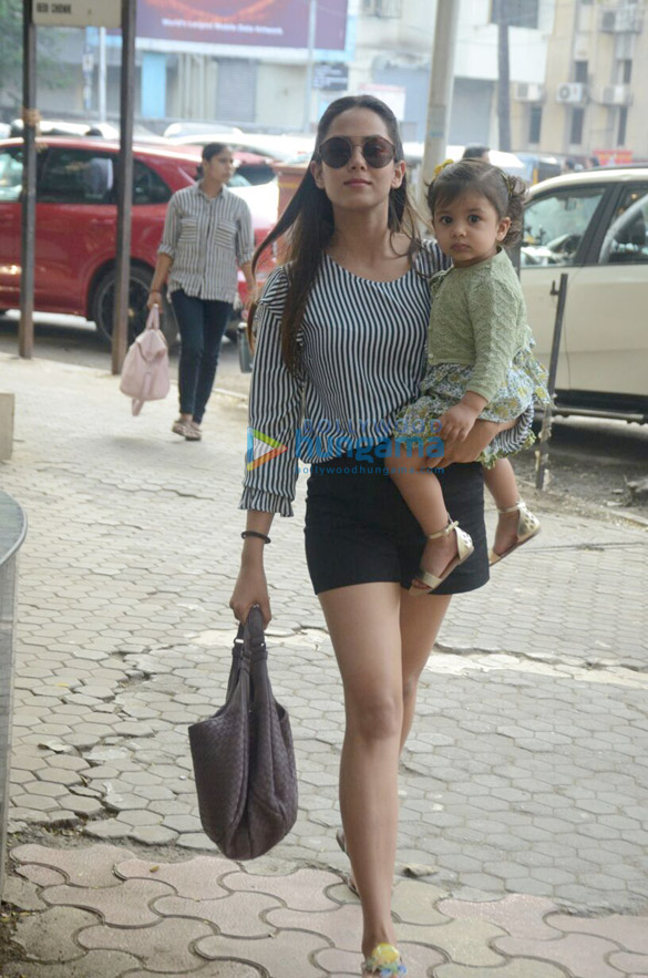 Mira Rajput and daughter at khar