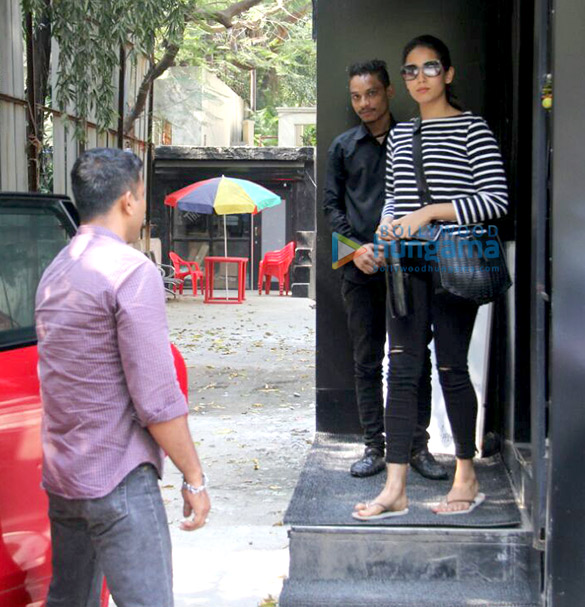 mira rajput snapped at tip joe in juhu 4