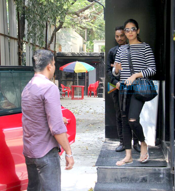 mira rajput snapped at tip joe in juhu 5