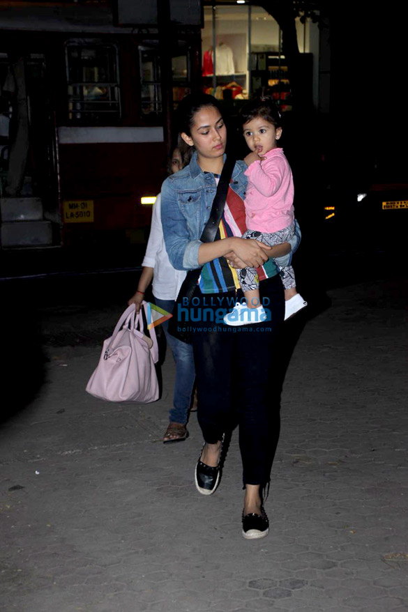 mira rajput snapped with daughter misha kapoor in bandra 2