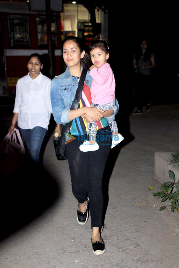 mira rajput snapped with daughter misha kapoor in bandra 4