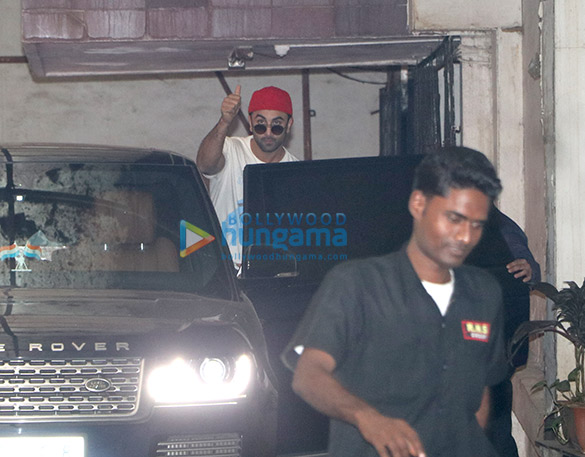 ranbir kapoor spotted at bandra 2
