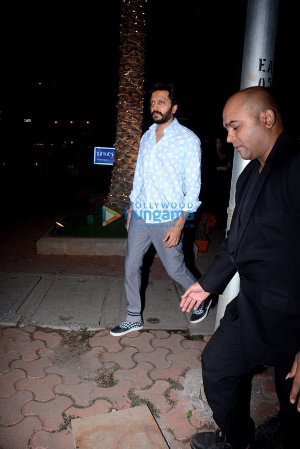 riteish deshmukh spotted at bkc with friends 4