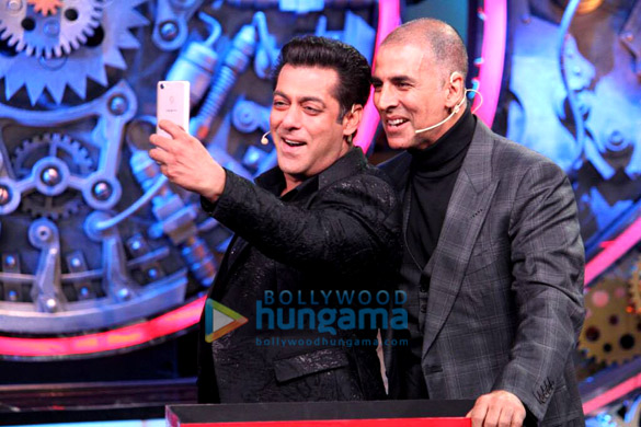 Salman Khan and Akshay Kumar on the sets of ‘Bigg Boss 11’ Salman Khan and Akshay Kumar on the sets of ‘Bigg Boss 11’