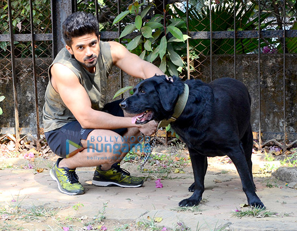 saqib saleem spotted in bandra with his dog 6