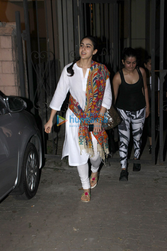 sara ali khan snapped in mumbai 3 4