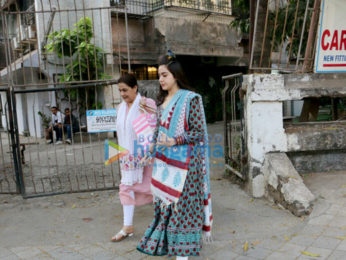 Sara Ali Khan spotted with mother Amrita Singh at Kromakay saloon in Juhu