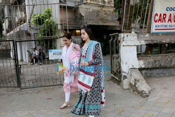 sara ali khan spotted with mother amrita singh at kromakay saloon in juhu 1