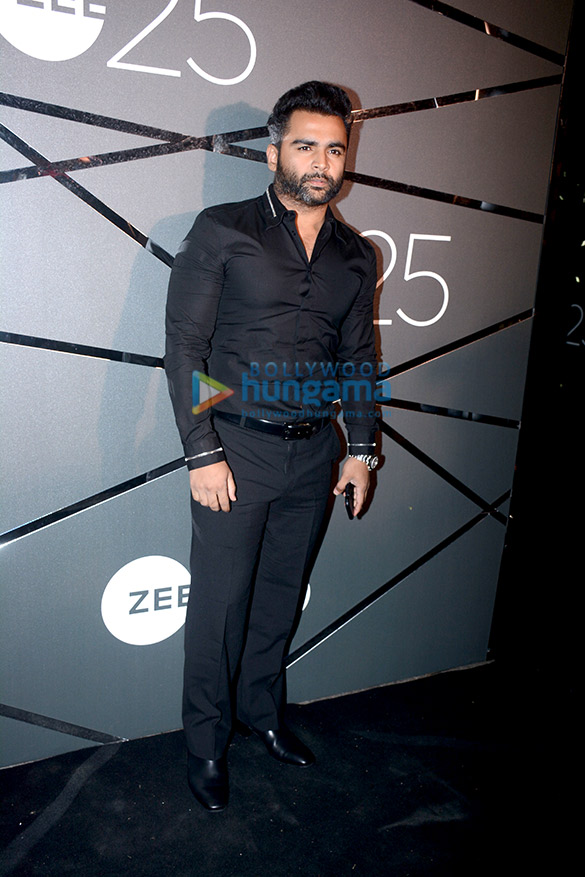 shah rukh khan akshay kumar deepika padukone and others attend a bash held to celebrate 25 years of zee network 15
