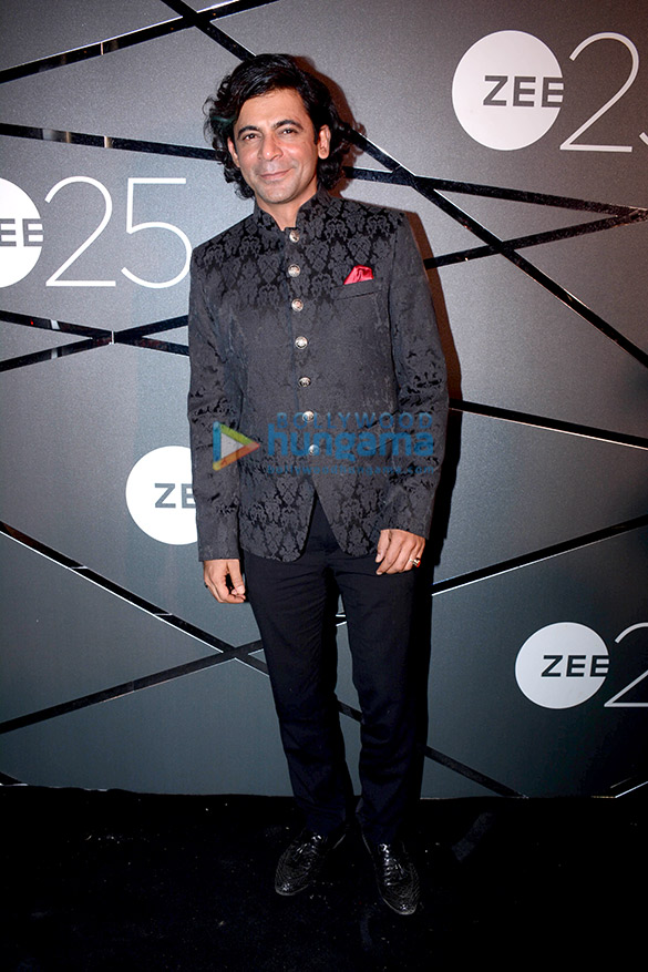 shah rukh khan akshay kumar deepika padukone and others attend a bash held to celebrate 25 years of zee network 18