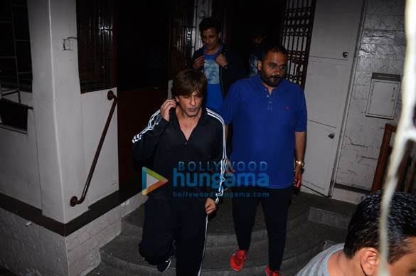 shah rukh khan snapped at a recording studio in bandra 2