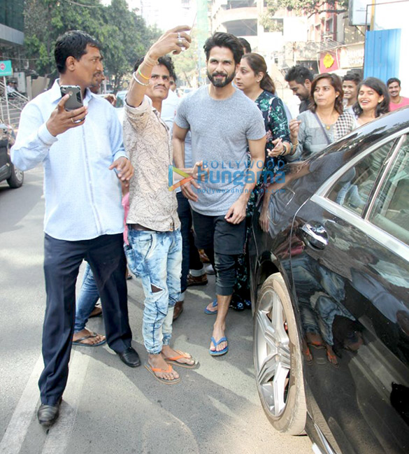 shahid kapoor and mira rajput snapped at farmers cafe in pali hill 3