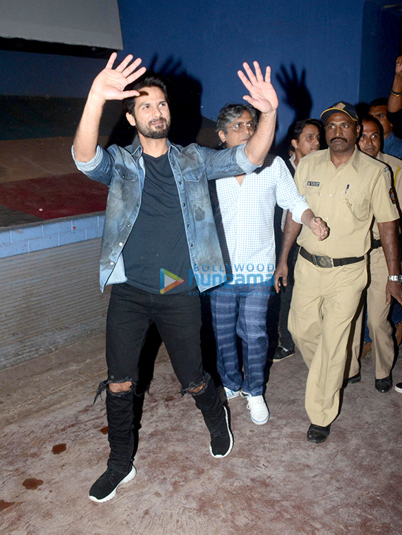 shahid kapoor spotted at chandan cinema in juhu 3