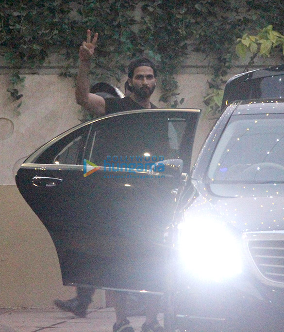shahid kapoor spotted outside the gym 1