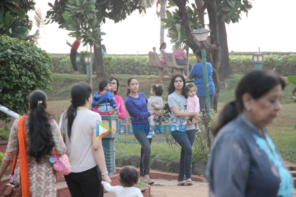 shahid kapoors wife mira rajput snapped with their daughter misha at joggets park in bandra 6