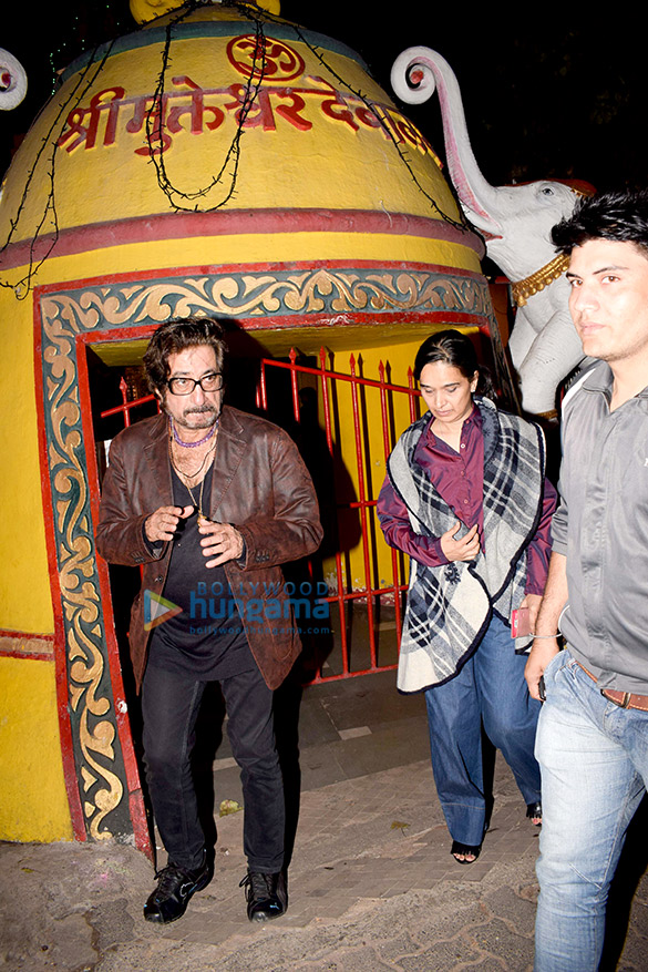 shakti kapoor spotted with wife shivangi kolhapure in juhu 6