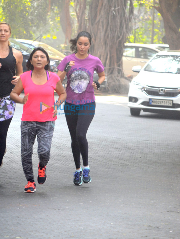 shraddha kapoor jogging in bandra 2